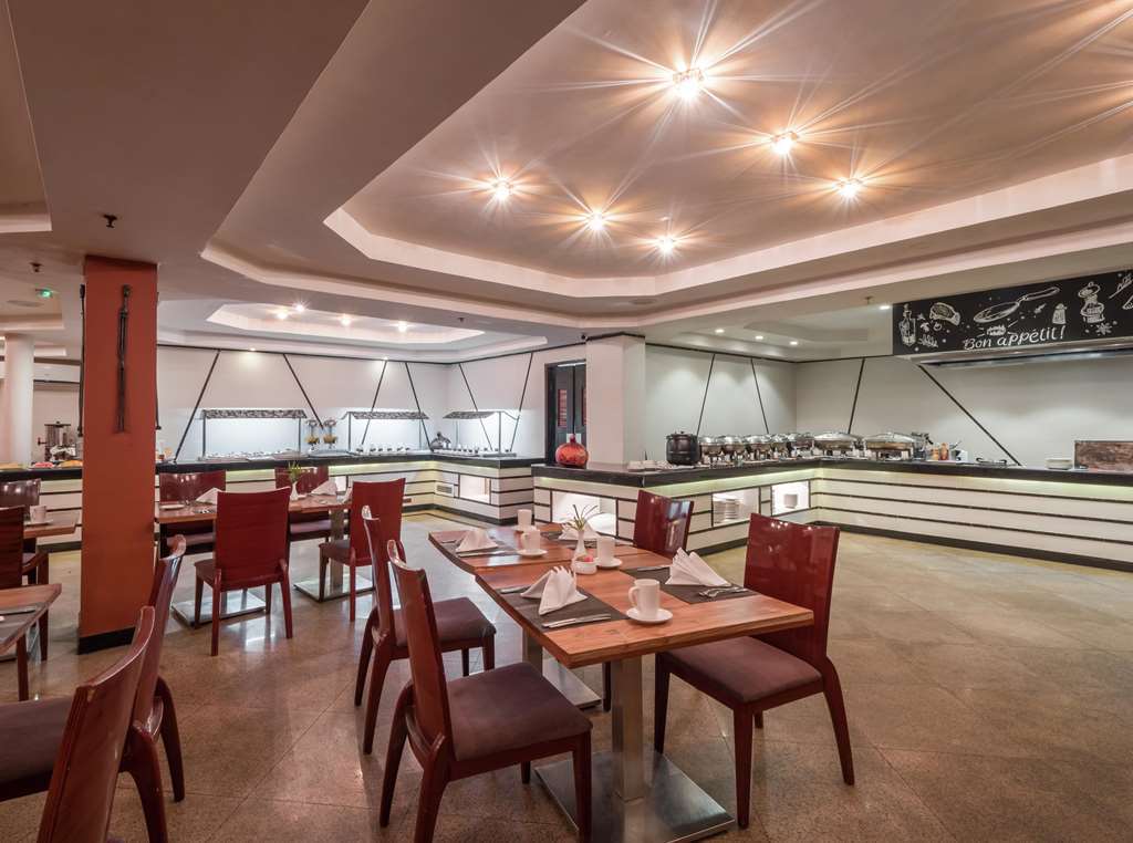 Delta Hotels By Marriott Daressalam Restaurant foto